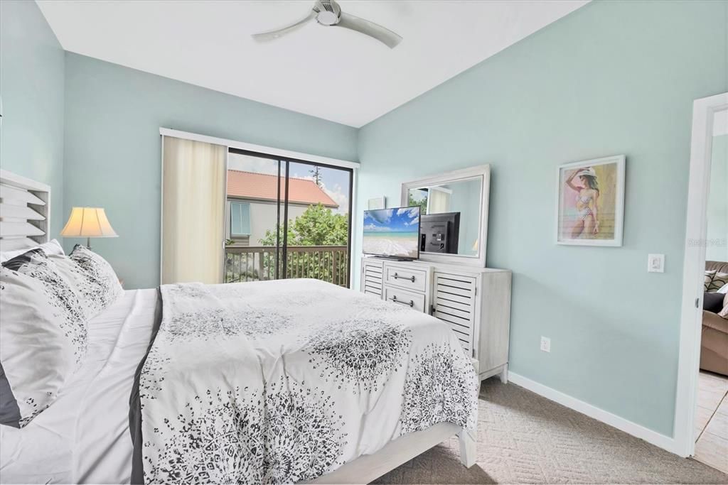 合同活跃: $690,000 (2 贝兹, 2 浴室, 1352 平方英尺)