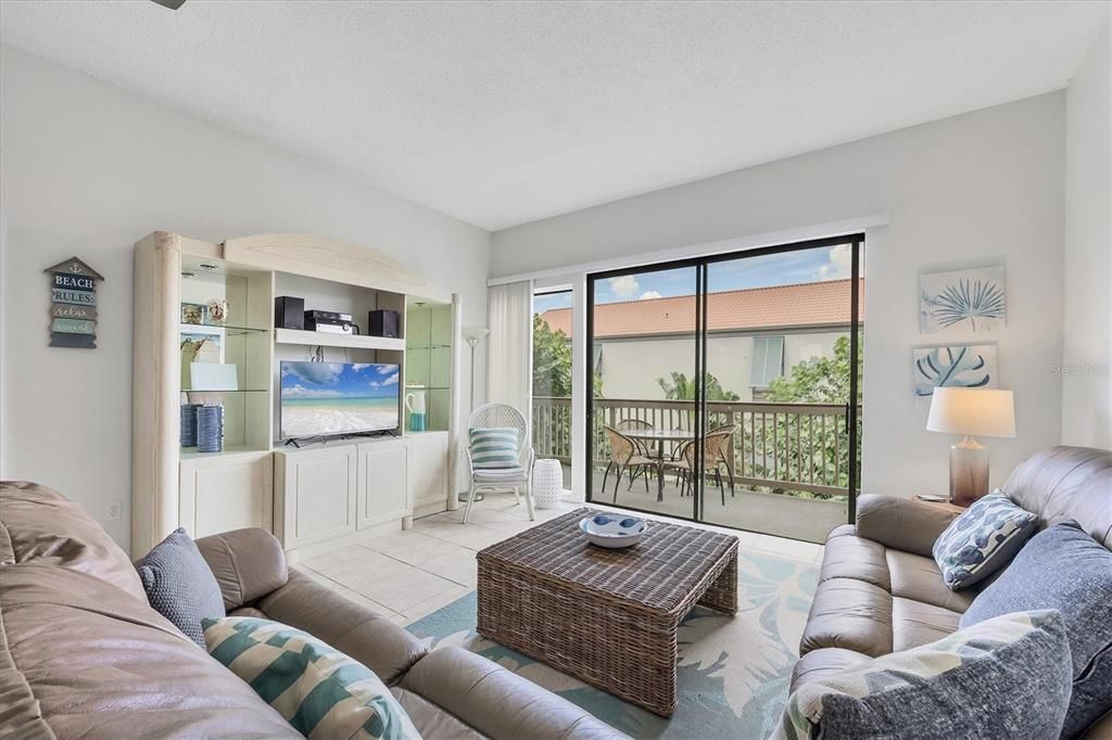 合同活跃: $690,000 (2 贝兹, 2 浴室, 1352 平方英尺)