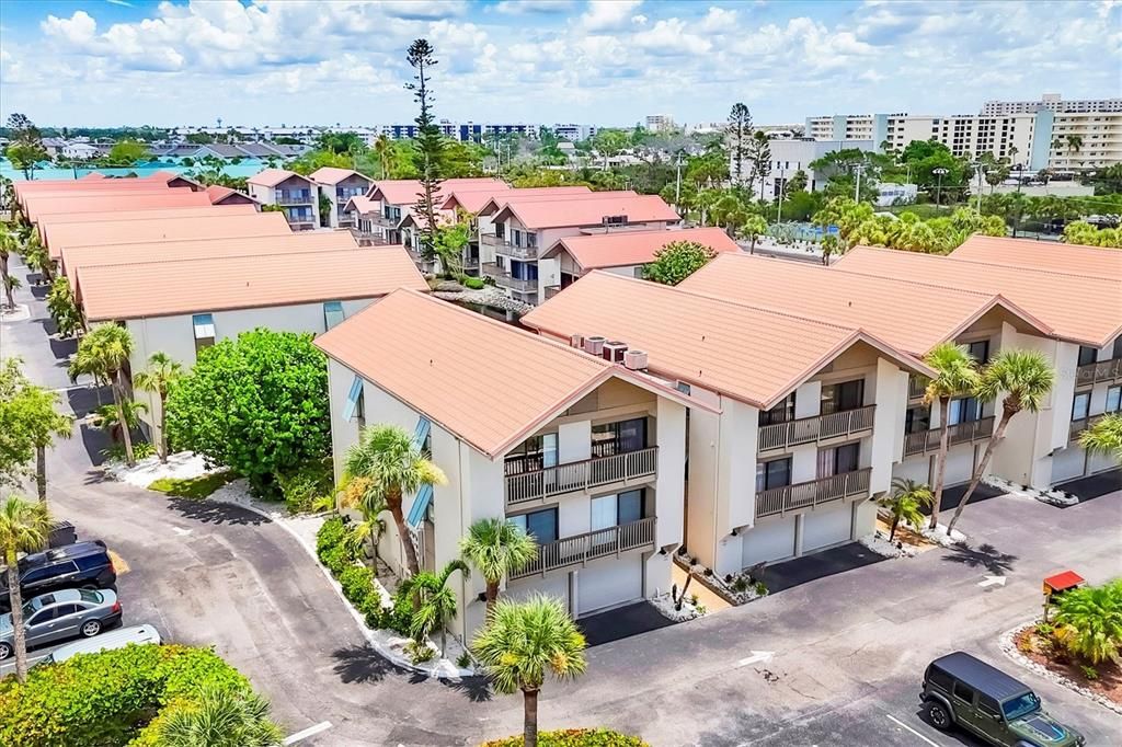 合同活跃: $690,000 (2 贝兹, 2 浴室, 1352 平方英尺)