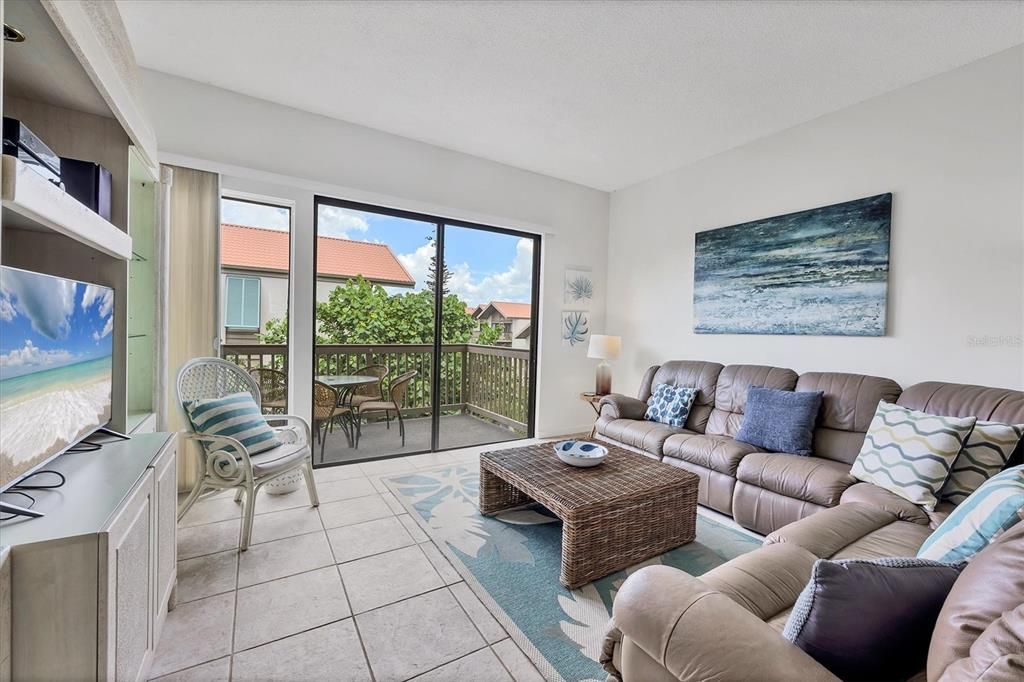 合同活跃: $690,000 (2 贝兹, 2 浴室, 1352 平方英尺)