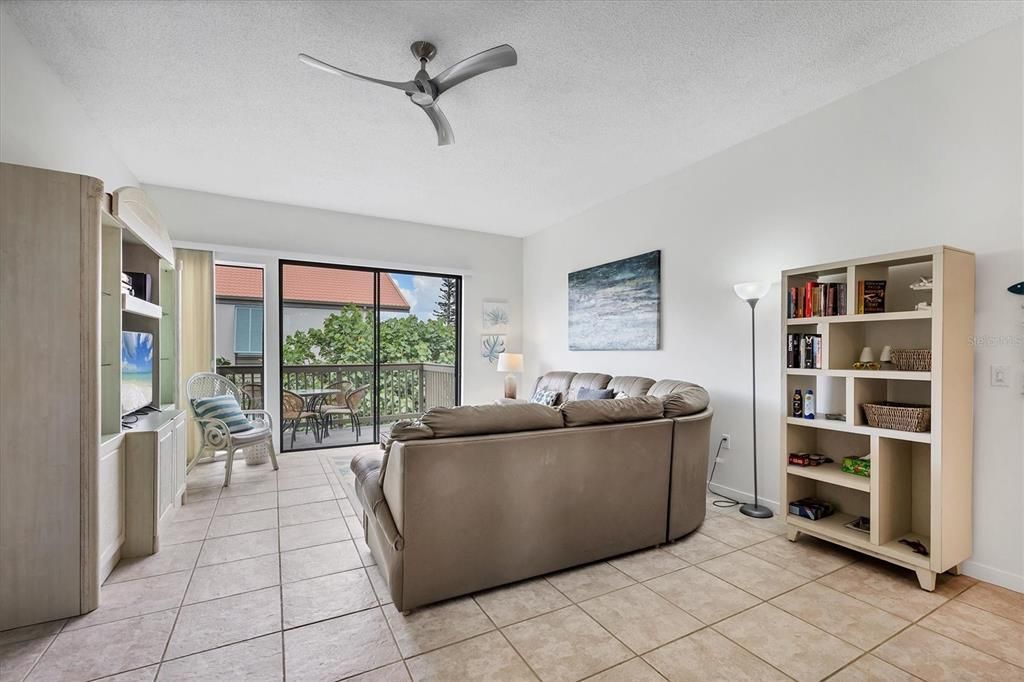 合同活跃: $690,000 (2 贝兹, 2 浴室, 1352 平方英尺)