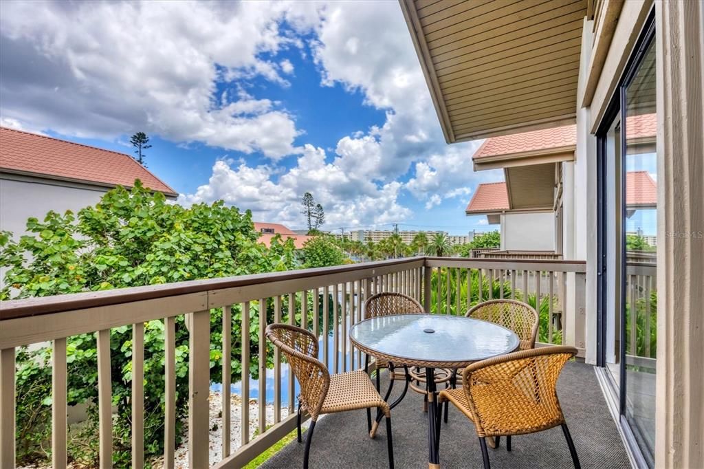 合同活跃: $690,000 (2 贝兹, 2 浴室, 1352 平方英尺)