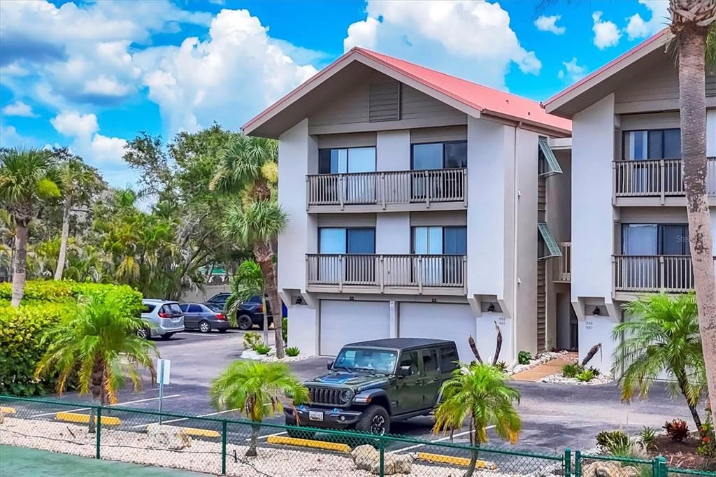 合同活跃: $690,000 (2 贝兹, 2 浴室, 1352 平方英尺)