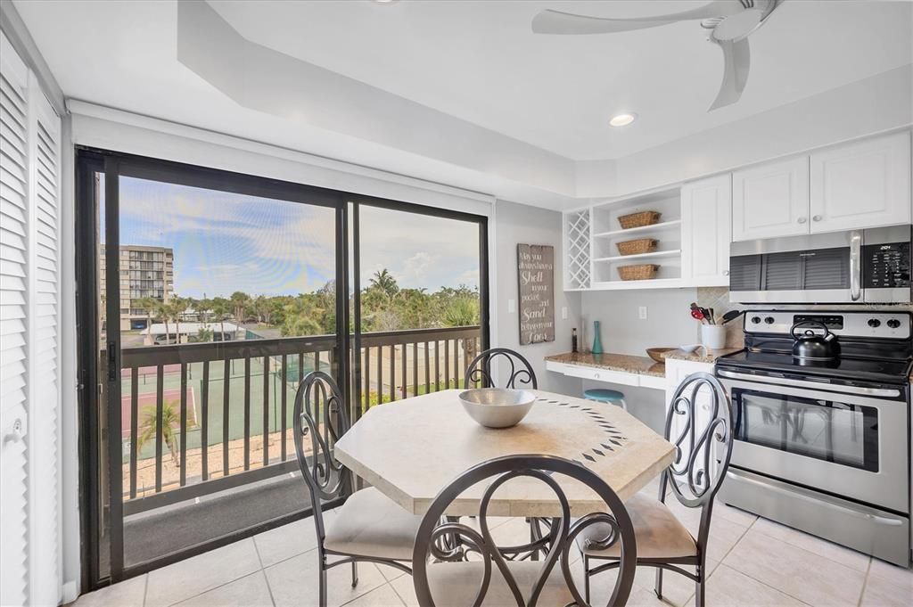 合同活跃: $690,000 (2 贝兹, 2 浴室, 1352 平方英尺)