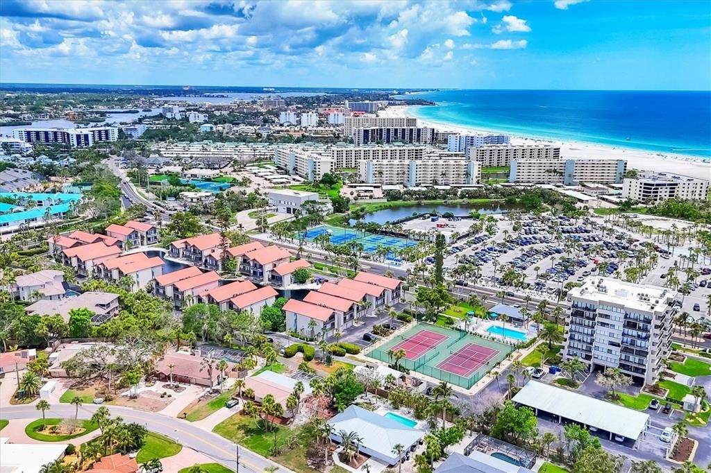 合同活跃: $690,000 (2 贝兹, 2 浴室, 1352 平方英尺)