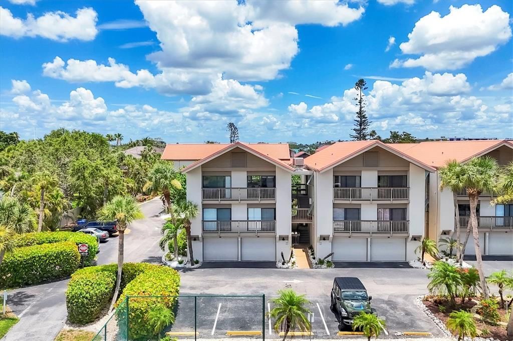 合同活跃: $690,000 (2 贝兹, 2 浴室, 1352 平方英尺)