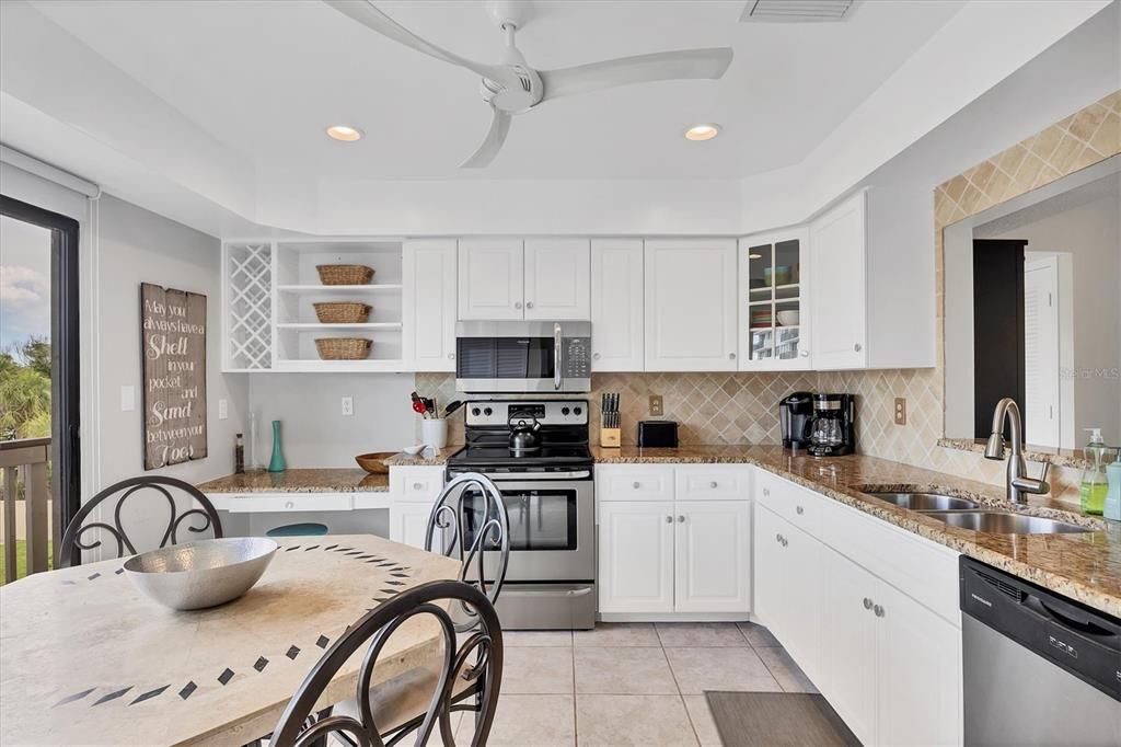 合同活跃: $690,000 (2 贝兹, 2 浴室, 1352 平方英尺)