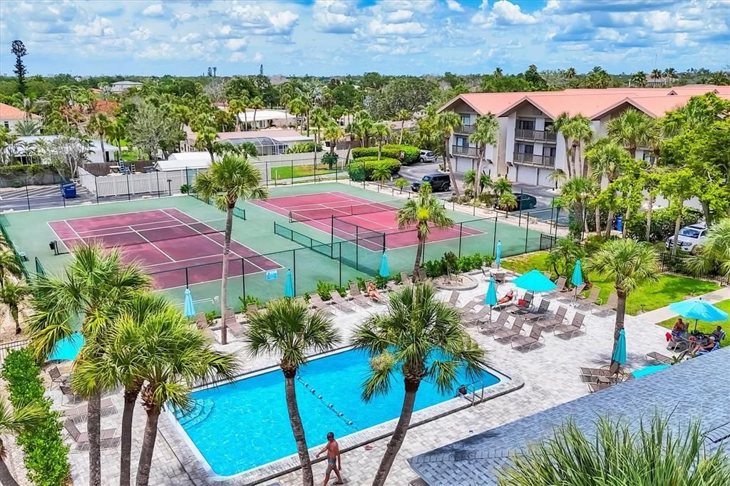 合同活跃: $690,000 (2 贝兹, 2 浴室, 1352 平方英尺)