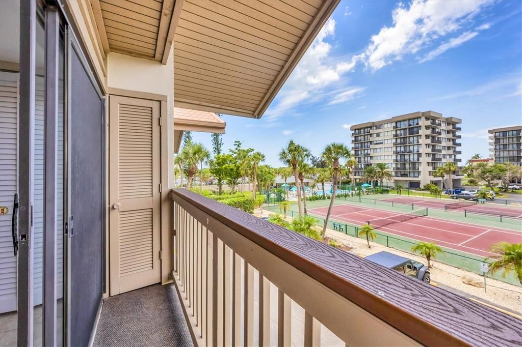 合同活跃: $690,000 (2 贝兹, 2 浴室, 1352 平方英尺)