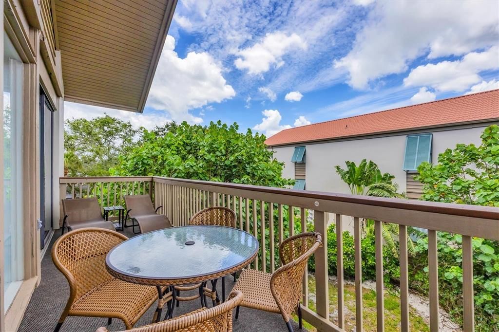 合同活跃: $690,000 (2 贝兹, 2 浴室, 1352 平方英尺)