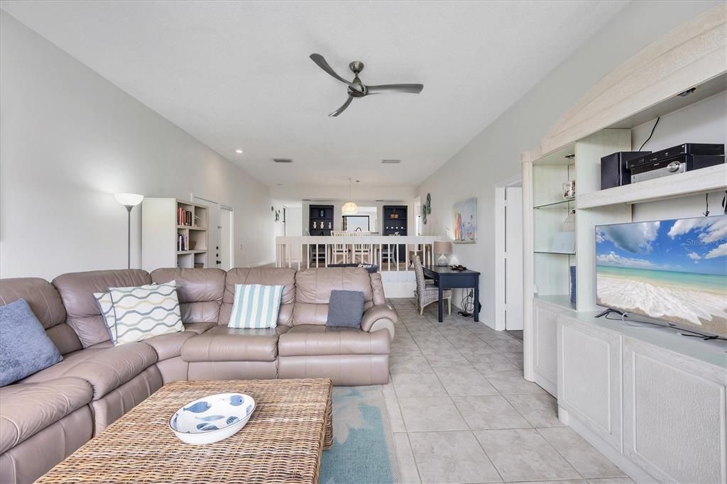 合同活跃: $690,000 (2 贝兹, 2 浴室, 1352 平方英尺)