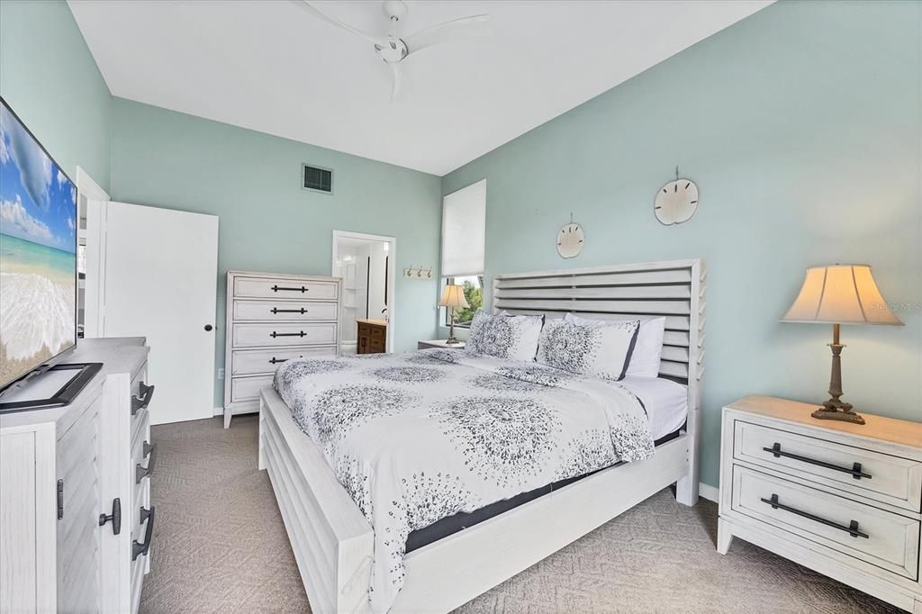 合同活跃: $690,000 (2 贝兹, 2 浴室, 1352 平方英尺)