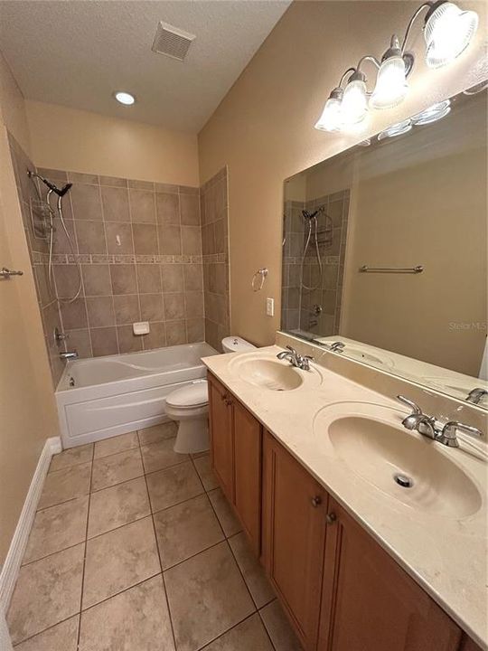 合同活跃: $2,800 (3 贝兹, 2 浴室, 2357 平方英尺)