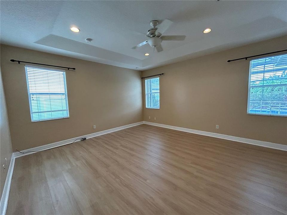 合同活跃: $2,800 (3 贝兹, 2 浴室, 2357 平方英尺)