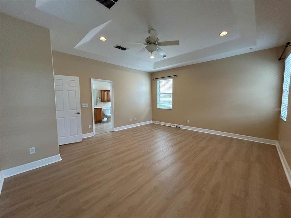 合同活跃: $2,800 (3 贝兹, 2 浴室, 2357 平方英尺)