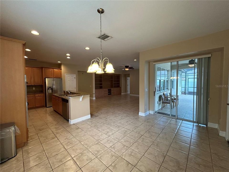 合同活跃: $2,800 (3 贝兹, 2 浴室, 2357 平方英尺)