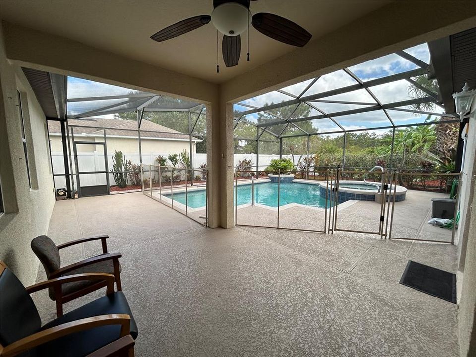 合同活跃: $2,800 (3 贝兹, 2 浴室, 2357 平方英尺)