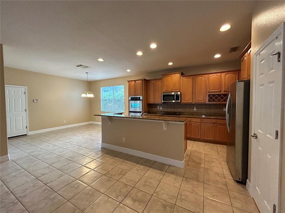 合同活跃: $2,800 (3 贝兹, 2 浴室, 2357 平方英尺)