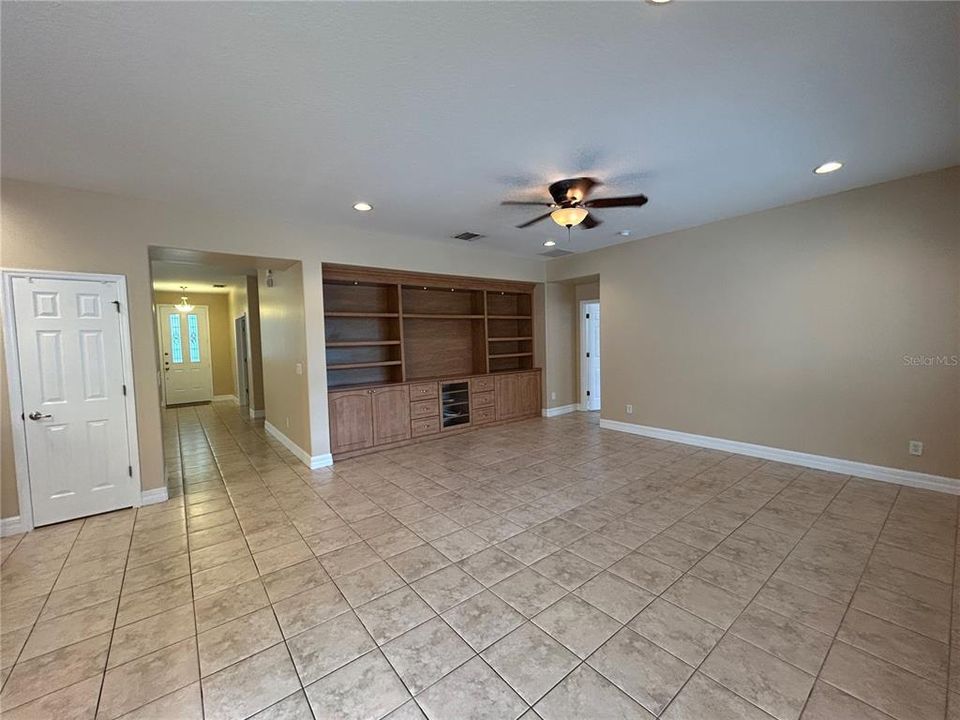 合同活跃: $2,800 (3 贝兹, 2 浴室, 2357 平方英尺)