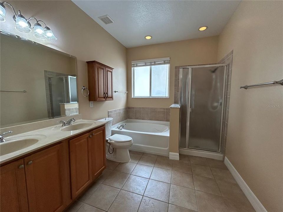 合同活跃: $2,800 (3 贝兹, 2 浴室, 2357 平方英尺)