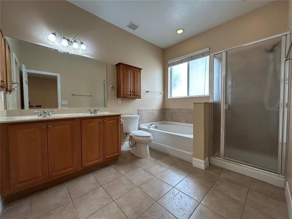 合同活跃: $2,800 (3 贝兹, 2 浴室, 2357 平方英尺)