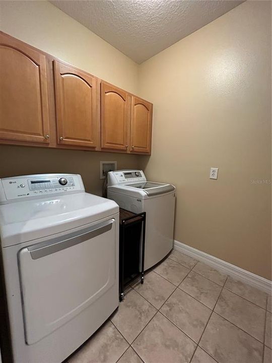 合同活跃: $2,800 (3 贝兹, 2 浴室, 2357 平方英尺)