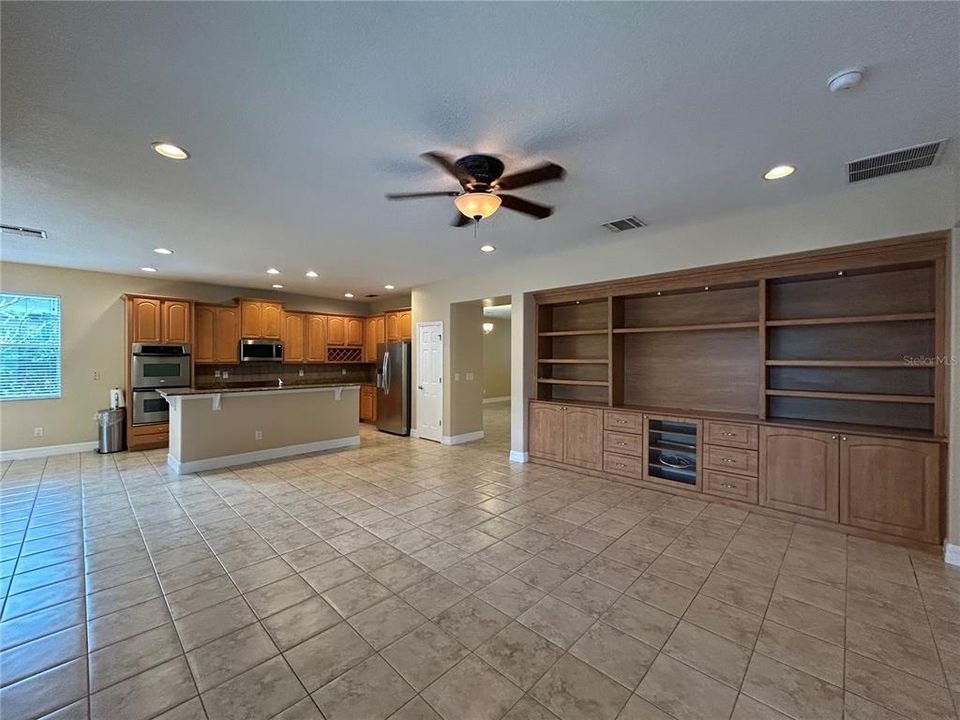 合同活跃: $2,800 (3 贝兹, 2 浴室, 2357 平方英尺)