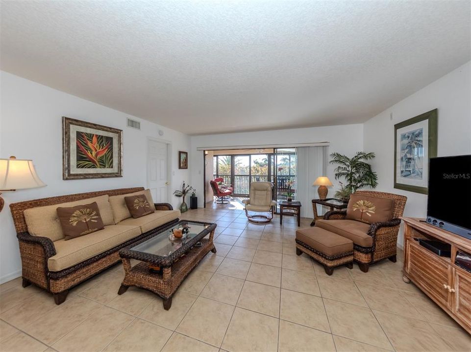 For Sale: $285,000 (2 beds, 2 baths, 1394 Square Feet)