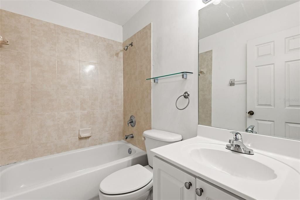 На продажу: $374,900 (3 спален, 2 ванн, 1705 Квадратных фут)