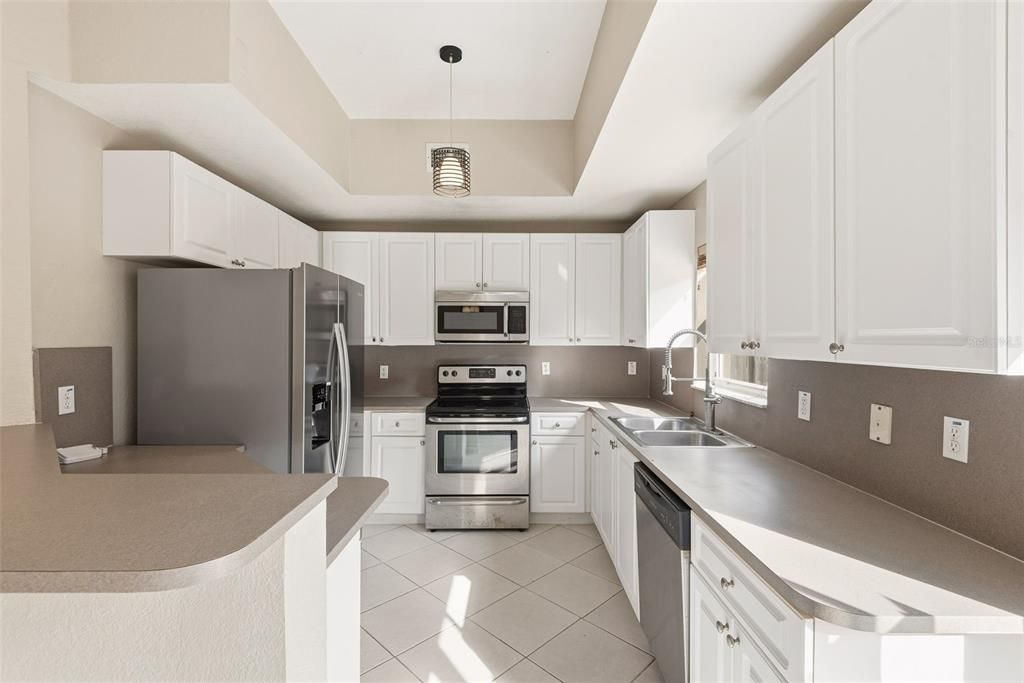 На продажу: $374,900 (3 спален, 2 ванн, 1705 Квадратных фут)