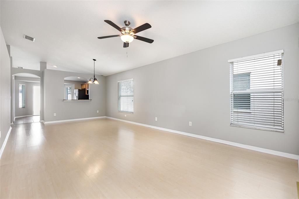 На продажу: $299,900 (3 спален, 2 ванн, 1294 Квадратных фут)