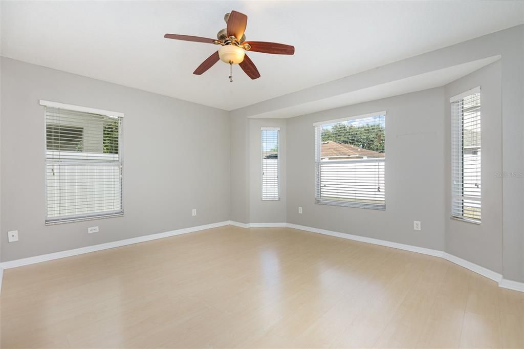 На продажу: $299,900 (3 спален, 2 ванн, 1294 Квадратных фут)