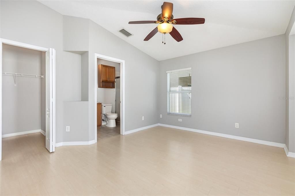 На продажу: $299,900 (3 спален, 2 ванн, 1294 Квадратных фут)