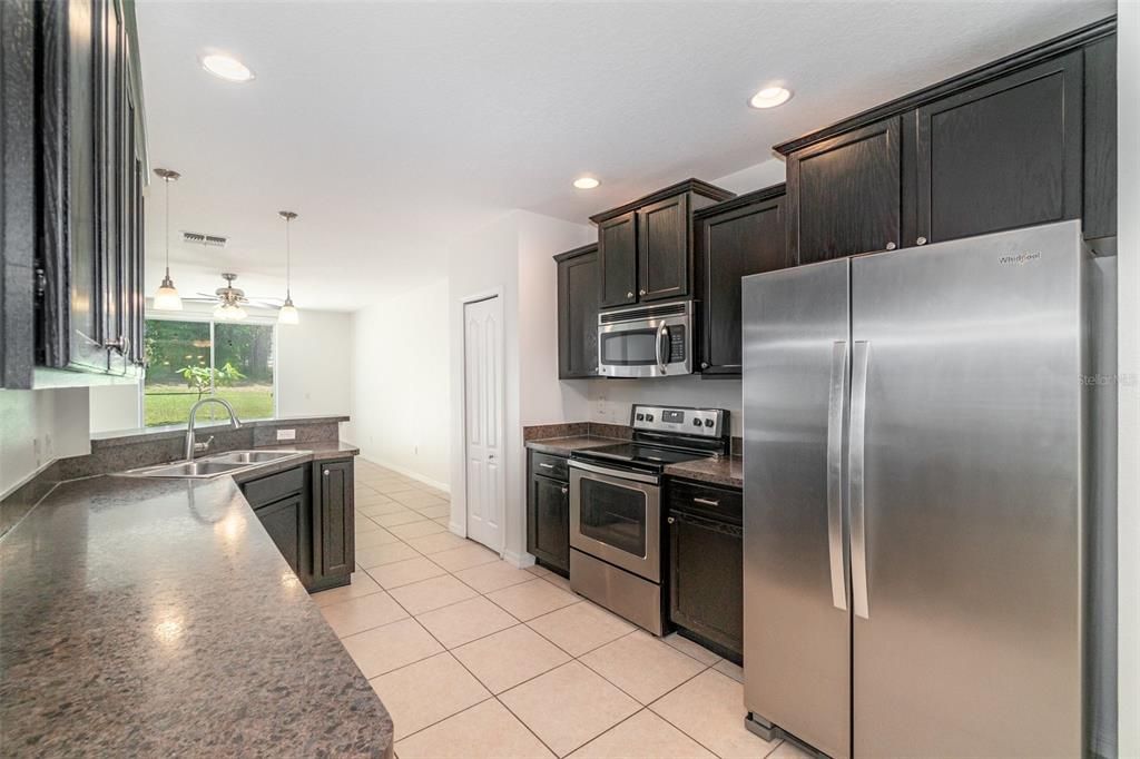 合同活跃: $289,900 (3 贝兹, 2 浴室, 1526 平方英尺)