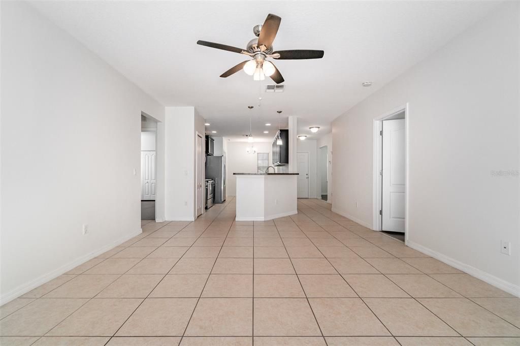 合同活跃: $289,900 (3 贝兹, 2 浴室, 1526 平方英尺)