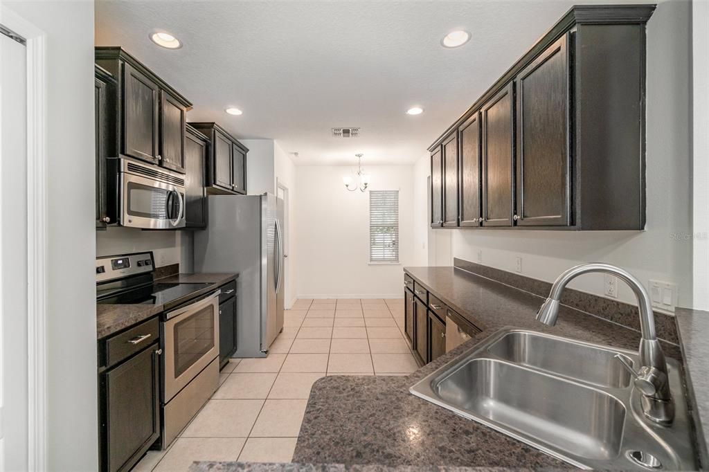 合同活跃: $289,900 (3 贝兹, 2 浴室, 1526 平方英尺)