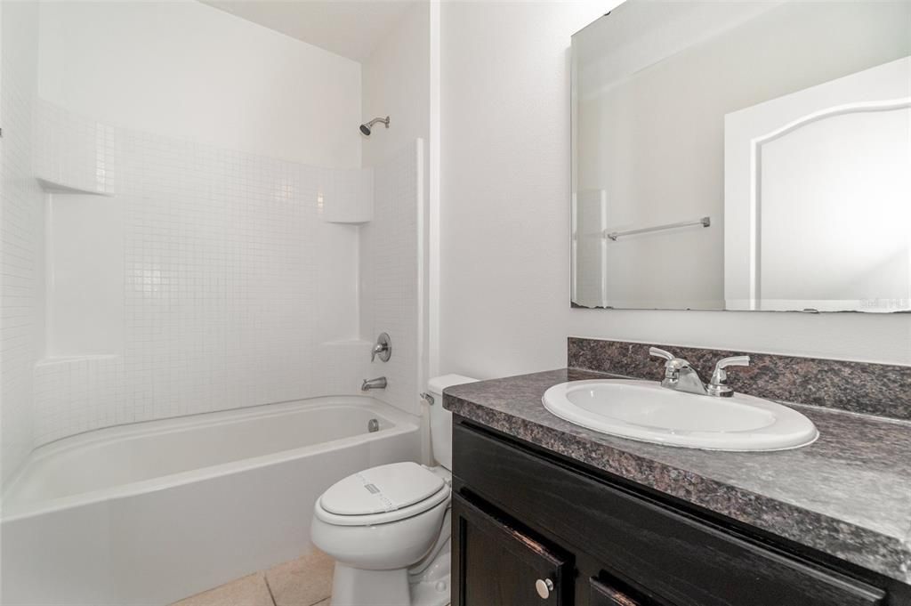 合同活跃: $289,900 (3 贝兹, 2 浴室, 1526 平方英尺)