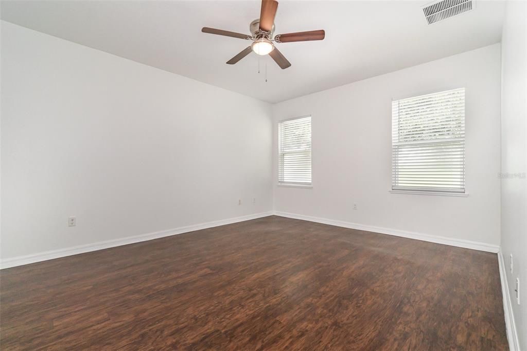 合同活跃: $289,900 (3 贝兹, 2 浴室, 1526 平方英尺)