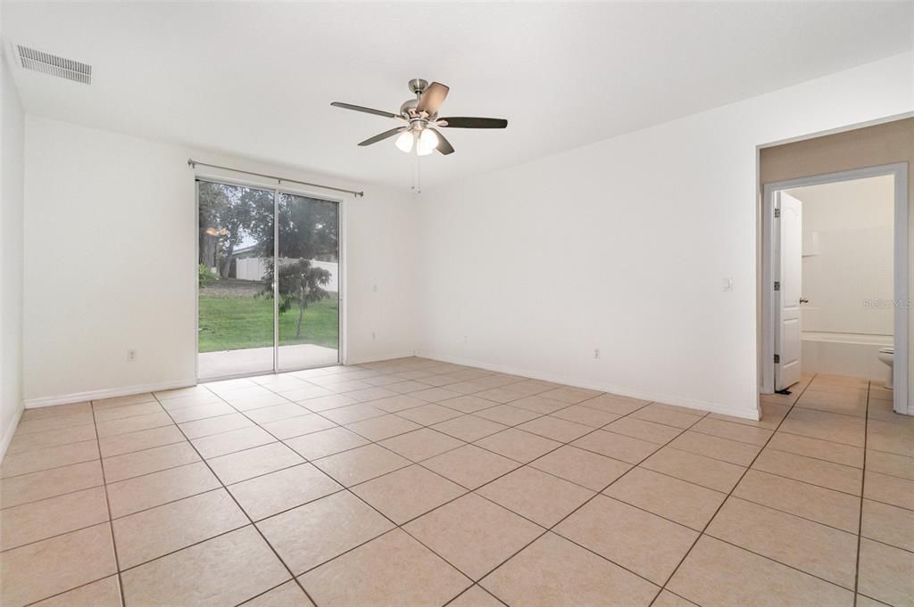 合同活跃: $289,900 (3 贝兹, 2 浴室, 1526 平方英尺)