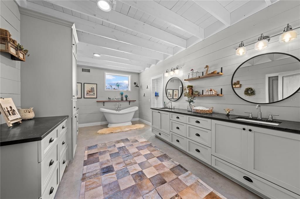 Activo con contrato: $950,000 (3 camas, 2 baños, 2682 Pies cuadrados)