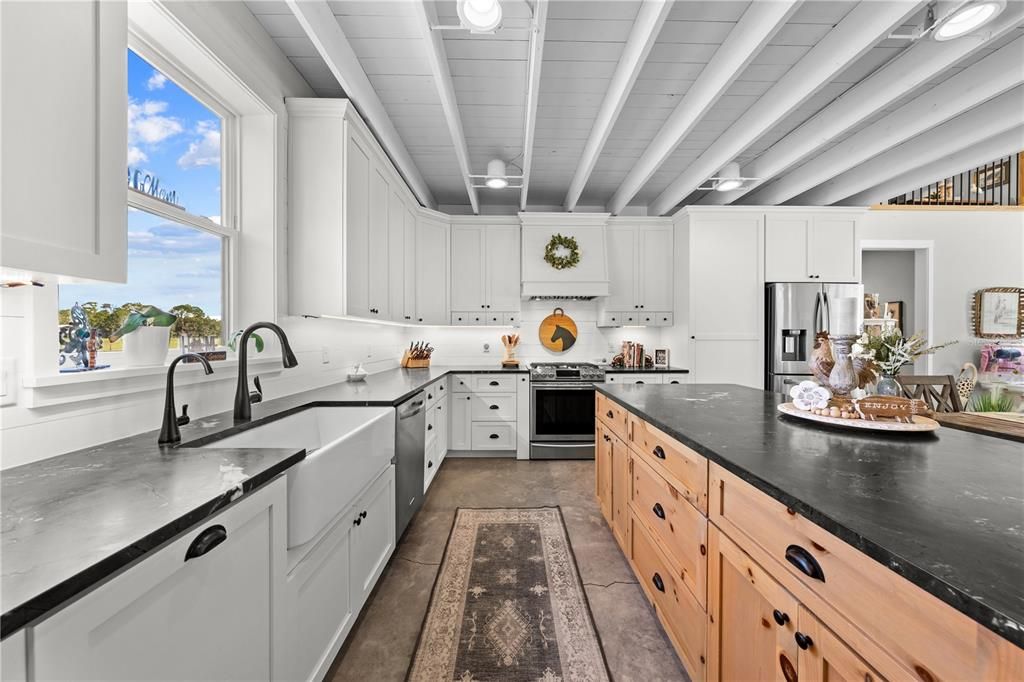 Activo con contrato: $950,000 (3 camas, 2 baños, 2682 Pies cuadrados)