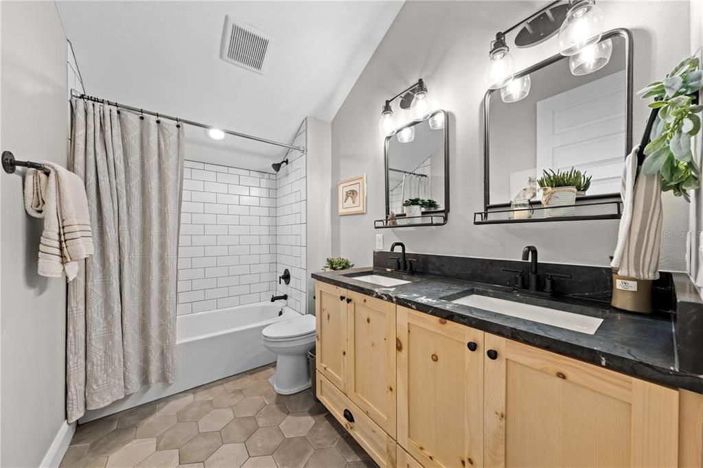 Activo con contrato: $950,000 (3 camas, 2 baños, 2682 Pies cuadrados)