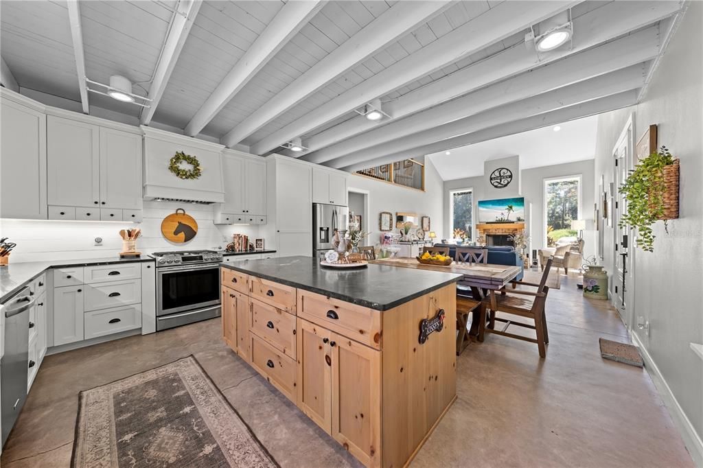 Activo con contrato: $950,000 (3 camas, 2 baños, 2682 Pies cuadrados)