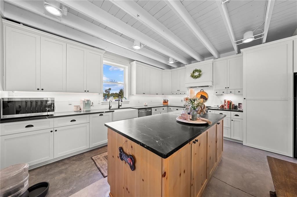 Activo con contrato: $950,000 (3 camas, 2 baños, 2682 Pies cuadrados)