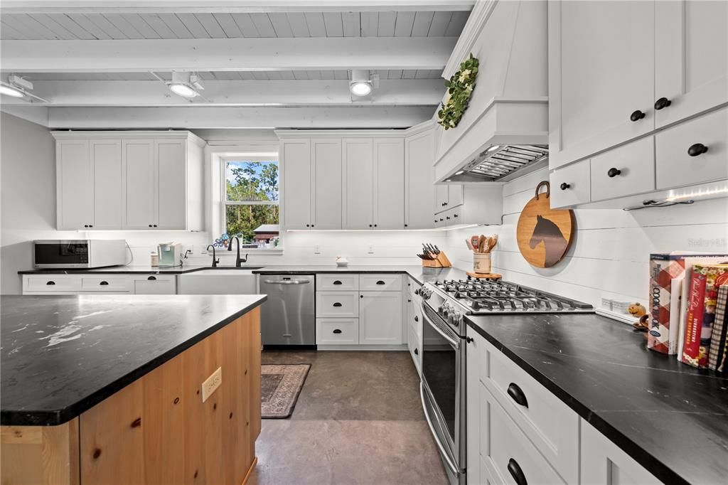 Activo con contrato: $950,000 (3 camas, 2 baños, 2682 Pies cuadrados)