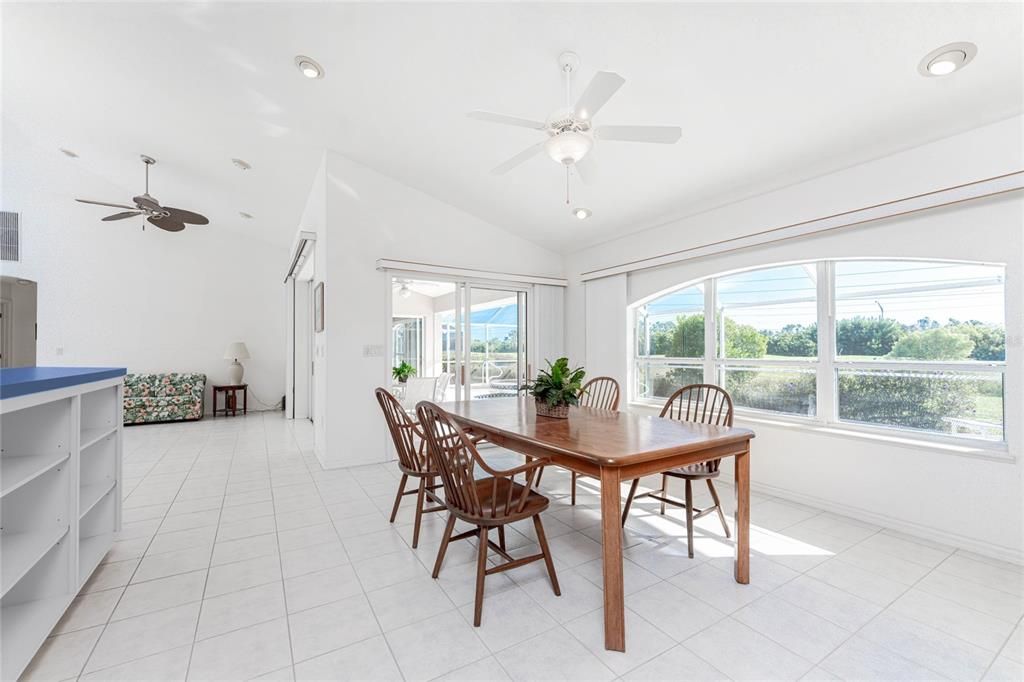 Activo con contrato: $370,000 (3 camas, 2 baños, 1949 Pies cuadrados)