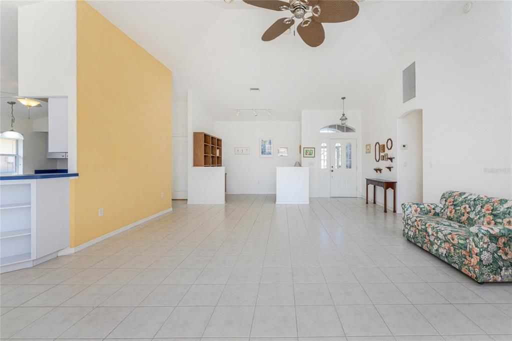 Activo con contrato: $370,000 (3 camas, 2 baños, 1949 Pies cuadrados)