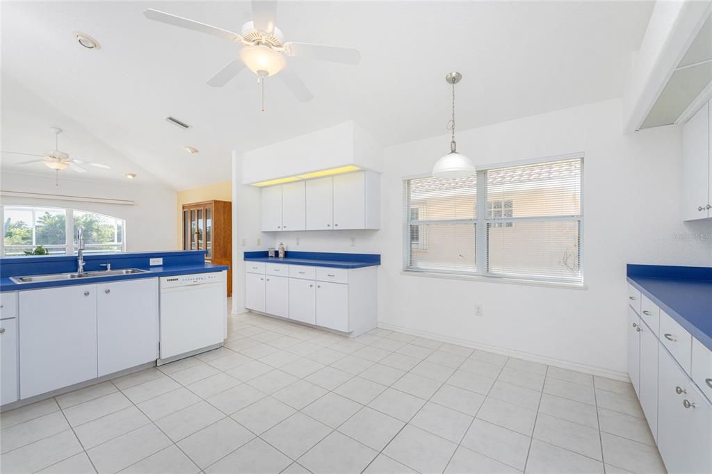 Activo con contrato: $370,000 (3 camas, 2 baños, 1949 Pies cuadrados)