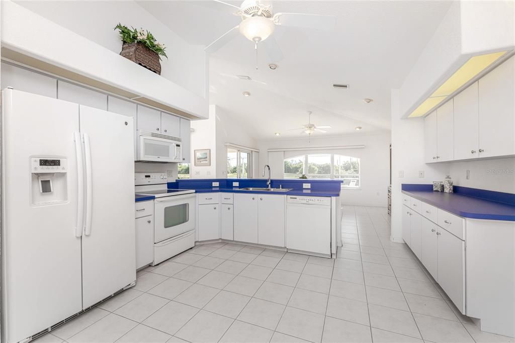 Activo con contrato: $370,000 (3 camas, 2 baños, 1949 Pies cuadrados)