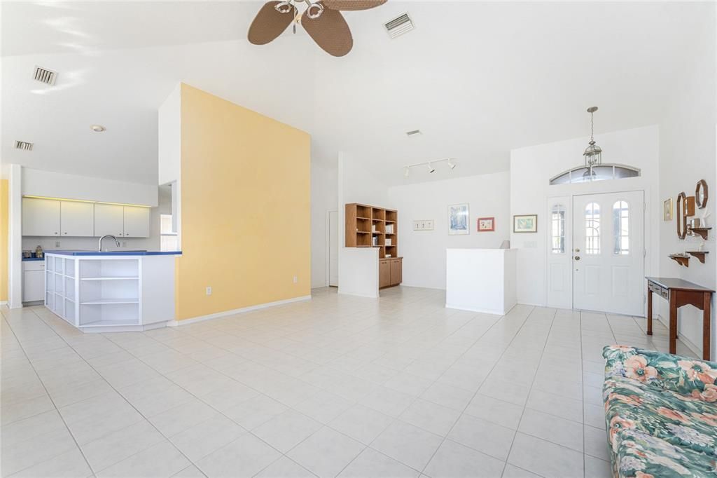 Activo con contrato: $370,000 (3 camas, 2 baños, 1949 Pies cuadrados)